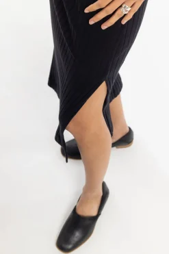 Hot Rotholz Geripptes Kleid Bio Baumwolle - Schwarz
